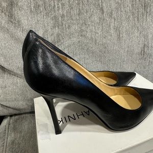 Manolo Blahnok size 41.5 black pumps